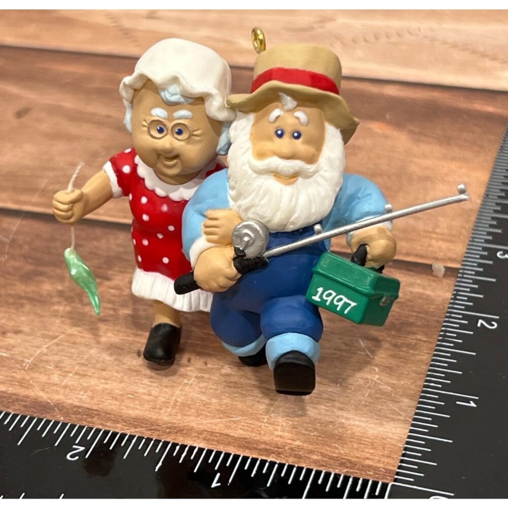 1997 HALLMARK KEEPSAKE ORNAMENT QX6112 THE CLAUSES ON VACATION FISHING SANTA